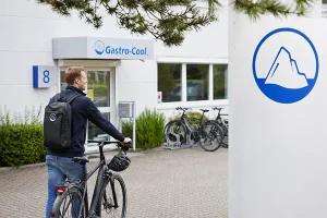 Mitarbeiter mit Fahrrad vor dem Gastro-Cool Standort in Willich